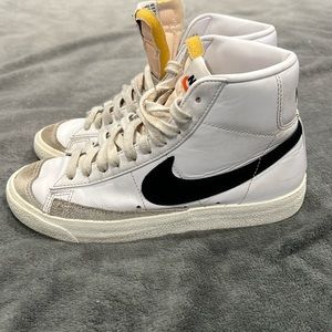 NIKE BLAZERS high top WOMENS SIZE 6